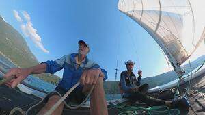 Peter Gauster, hier mit Sohn Markus, genießt es immer noch, mit seinem Katamaran über den Millstätter See zu segeln  