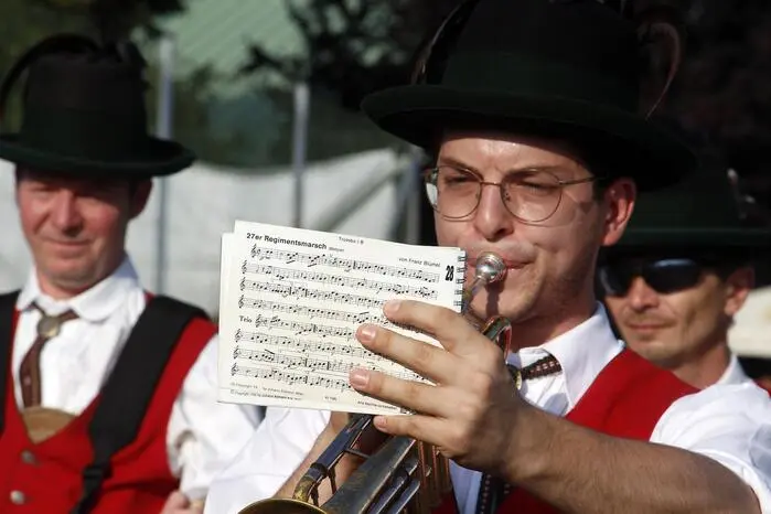  Während des kurzen Festaktes wurde Amelie Kathleen Leuz und David Terler das Abzeichen „Ensembleleiter“ von Jugendreferent Patrick Stögerer feierlich verliehen. 