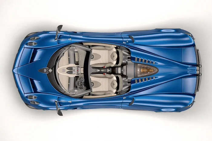 Keine leichte Aufgabe jedenfalls für das Siebengang-Doppelkupplungsgetriebe, das speziell für den Huayra Roadster entwickelt wurde. Die Synchronringe etwa bestehen ebenso aus Carbon wie große Teile der Karosserie, und das Differenzial sperrt elektronisch je nach Bedarf.