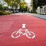 Fahrradstraße mit roter Fahrbahnmarkierung in Bonn Eine Fahrradstraße in Bonn. Laut Gerichtsbeschluss des Verwaltungsgerichts in Köln ist die rote Fahrbahnmarkierung rechtswidrig. Sie irritiere andere Verkehrsteilnehmer. Die Stadt Bonn stoppt voerst weitere Markierungsarbeiten in Fahrradstraßen. 26.08.2024 Bonn Gronau Nordrhein-Westfalen Deutschland *** Bicycle lane with red lane markings in Bonn A bicycle lane in Bonn According to a court ruling by the administrative court in Cologne, the red lane markings are unlawful They irritate other road users The city of Bonn is stopping further marking work on bicycle lanes for the time being 26 08 2024 Bonn Gronau North Rhine-Westphalia Germany Copyright: xBonn.digitalx/xMarcxJohnx