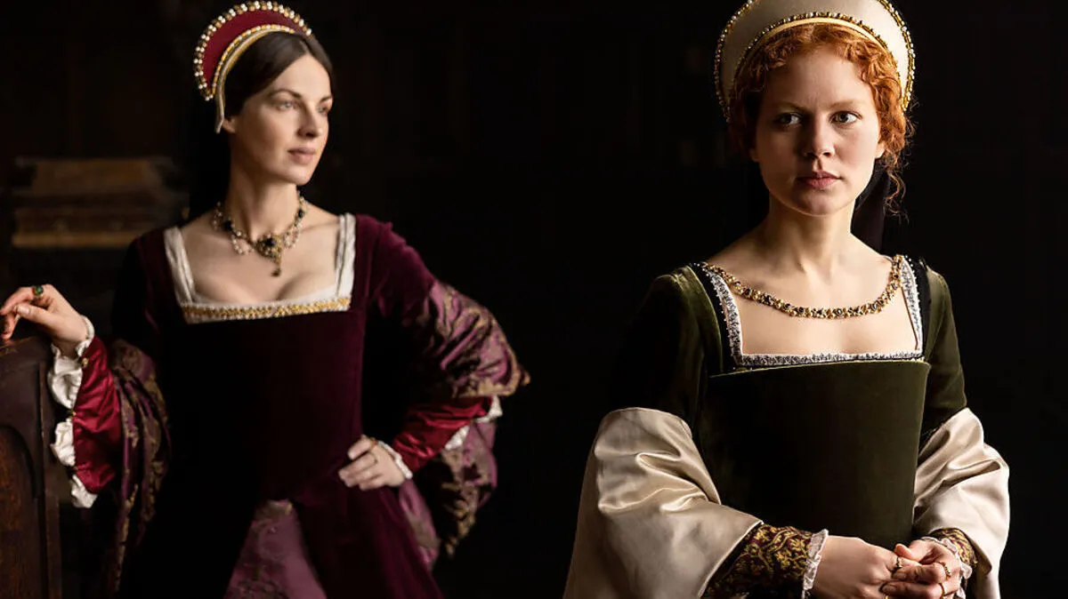 Rechts: Alicia von Rittberg als Elizabeth, Jessica Raine als Stiefmutter 