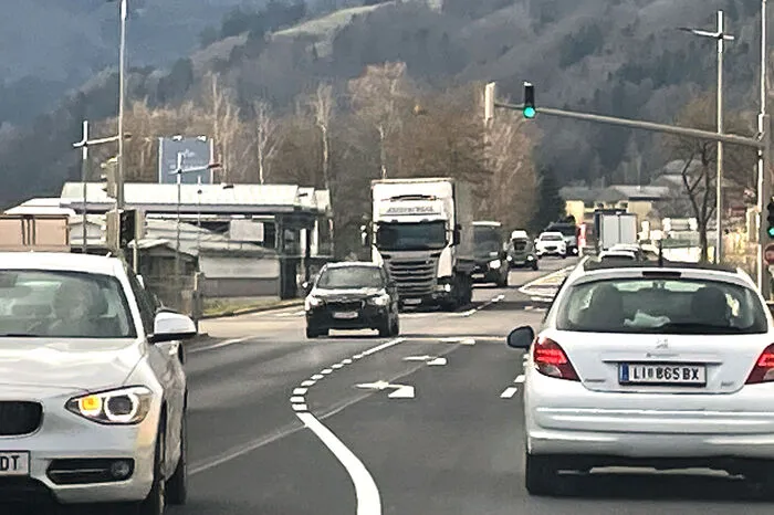 Eurogast Kreuzung Kreuzungen und vier Ampeln führen immer wieder zu Staus auf der B 320 Ennstal Bundesstraße in Liezen