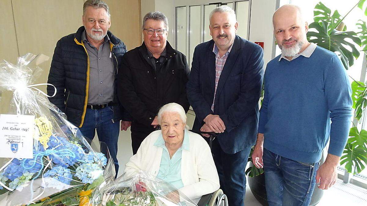 Gemeinderat Walter Duller, die Bürgermeister Gottfried Wedenig und Hermann Srienz sowie Gemeindevorstand Franz Ulrich mit dem Geburtstagskind Maria Rozman