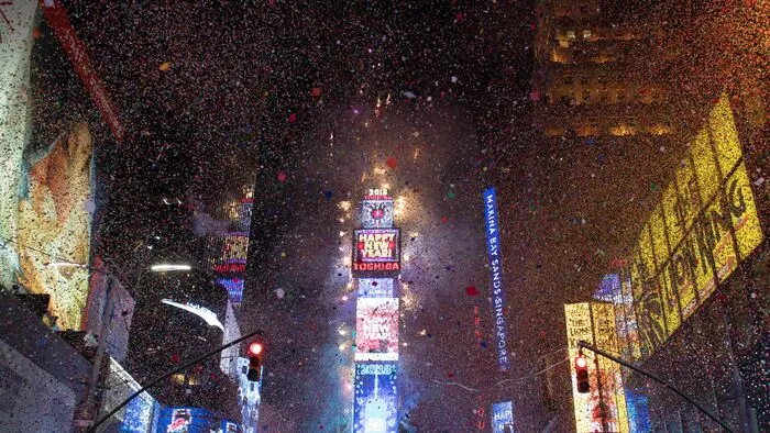 Bei minus 12 Grad Celsius haben Menschen in New York City in das neue Jahr hineingefeiert. Um 0.00 Uhr (Ortszeit) fiel die berühmte Kristallkugel am Times Square hinunter, Konfetti und Feuerwerk markierten den Beginn des neuen Jahres.