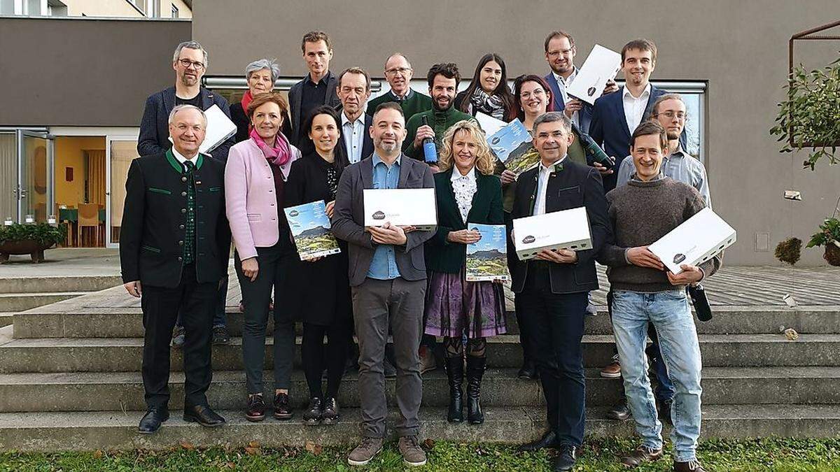 Der Vorstand der Winzer Vulkanland mit Gästen und Hausherrin Rudolfine Praßl in der FS Schloss Stein 