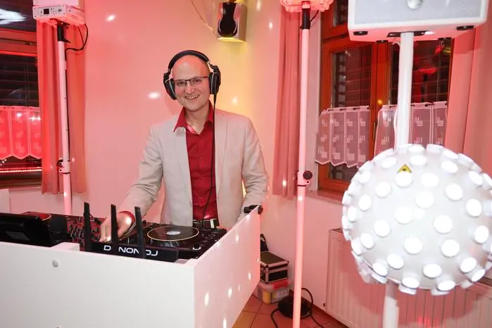 Für die Musik aus vergangenen Jahrzehnten sorgte Marco Stix