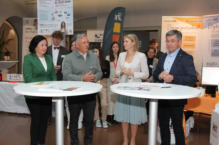 Bad Radkersburgs Bürgermeister Karl Lautner verwies auf die Vielfalt, die zur Zeit auf dem Bildungssektor angeboten wird: „Es ist extrem schwierig, sich in diesem großen Angebot zurecht zu finden. Diese Messe leistet eine Beitrag, sich orientieren zu können.“