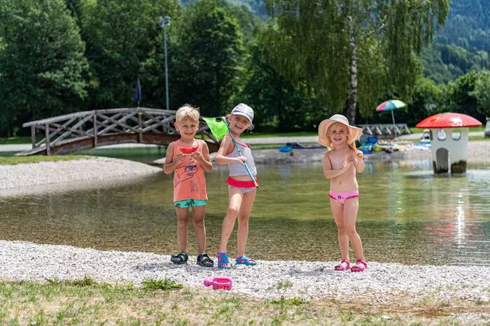 Bei Temperaturen jenseits der 30 Grad ist Abkühlung gefragt - der Badesee wird aus einer ehemaligen Trinkwasserquelle gespeist
