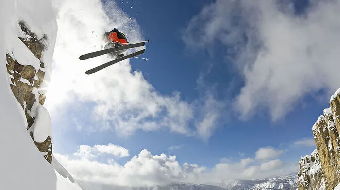 Aspen. Wir beginnen im Mekka des Skisports, dem US-Bundesstaat Colorado, im Skigebiet Aspen. Das weltberühmte Wintersportrevier befördert seine Gäste auf bis 3813 Meter.