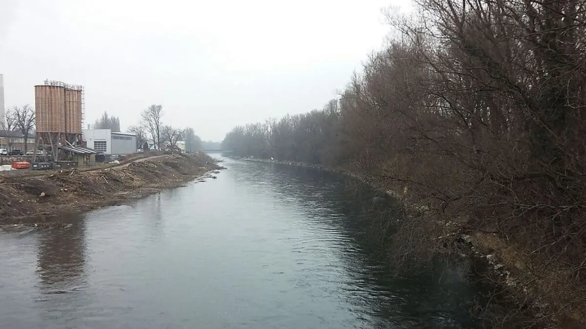 Der Blick vom Puchsteg Richtung Norden: Am rechte Murufer wurde schon gerodet, am linken noch nicht
