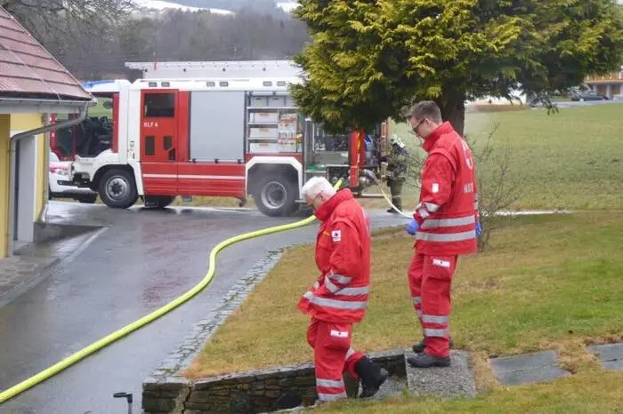 Dort hatte vermutlich die Ladestation eines Staubsaugerroboters Feuer gefangen und den Teppichboden sowie den im Zimmer stehenden Christbaum in Brand gesetzt.