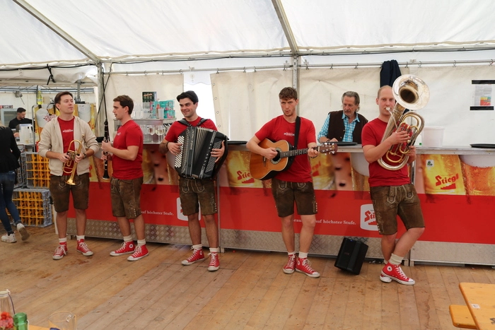 So wie die „Musibuam“ sorgten viele weitere Musiker für die Frühschoppenmusik am Sonntag.