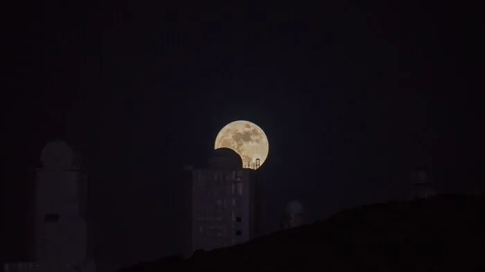 Der Vollmond leuchtet über dem Astrophysischen Institut im Nationalpark El Teid auf der spanischen Insel Teneriffa.