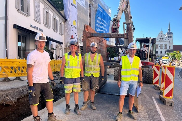 Trotz Hitze wird auf den Baustellen des Bezirks Weiz weitergearbeitet. Polier Dietmar Erkenger ist mit seinen Mitarbeitern gerade dabei einen Rohrbruch in Gleisdorf zu beheben. „Die Arbeit muss trotzdem gemacht werden“, sagt er. Was gegen die Hitze hilft? „Viel trinken und in der Mittagspause in den Schatten gehen.“