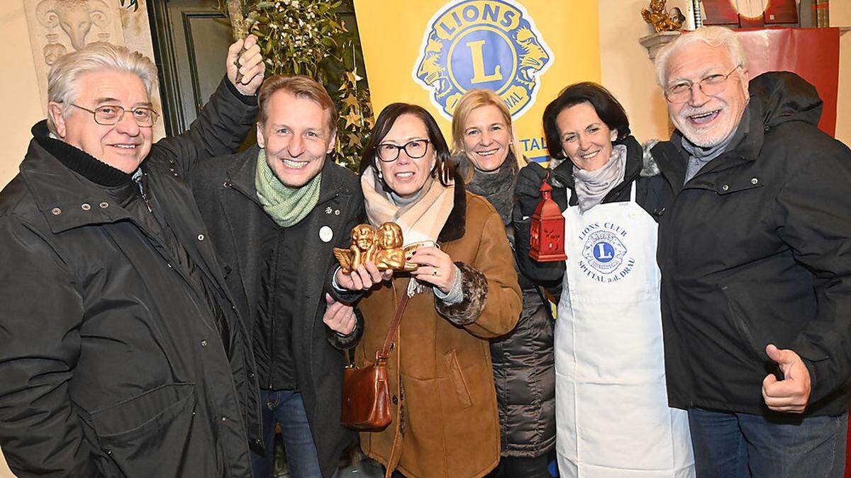 Luigi Dimichiano, Axel Thomaschütz, Gabi Gfrerer und Elke Basler von den Goldhaubenfrauen, Elisabeth Schurian und Leonardo Forabosco von den Lions Tolmezzo