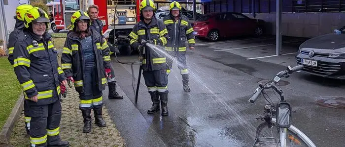 Aufgrund der raschen Löscharbeiten der Feuerwehr und der schnellen Reaktion der Fahrradbesitzerin konnte das Feuer schnell gelöscht werden