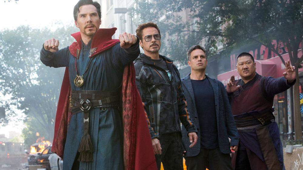 Benedict Cumberbatch, Robert Downey Jr., Mark Ruffalo und Benedict Wong in &quot;Avengers: Infinity War&quot;