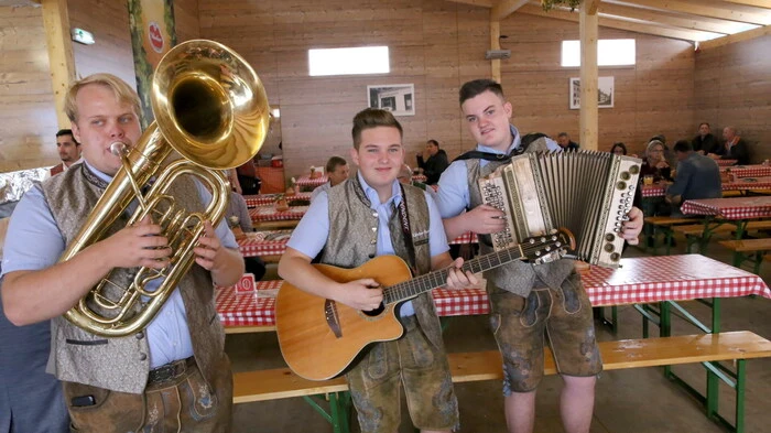 Wo gibt es am Wiesenmarkt eine zünftige Musik und gutes Essen? 