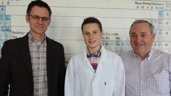 Sebastian Kölbl mit Direktor Josef Wieser (l.) und Professor Josef Pratter