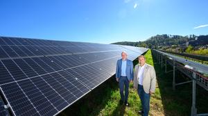 Werner Schmuck (Stadtwerke Voitsberg) und Michael Stolz (Stadtwerke Köflach, von links) im Photovoltaik-Park Karlschacht in Rosental an der Kainach