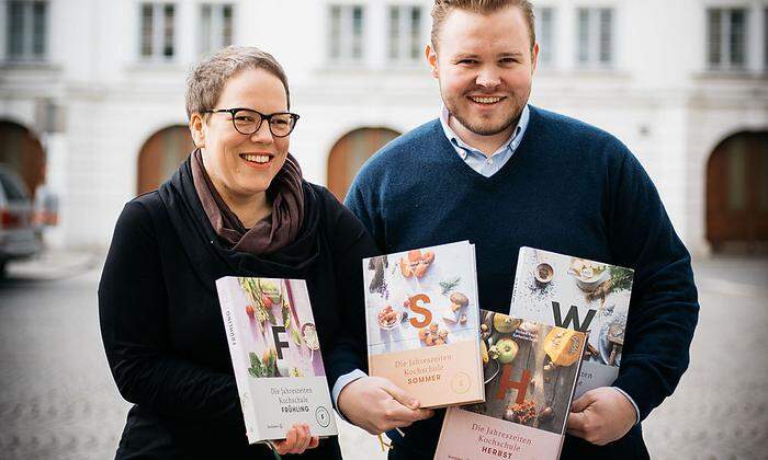 Katharina Seiser und Richard Rauch mit den vier Bänden der Jahreszeitenkochschule
