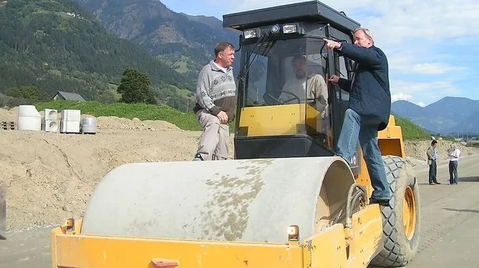 Da gehts lang. Der damalige Verkehrslandesrat Gerhard Dörfler im Jahr 2004 auf der Baustelle an der Drautal Straße