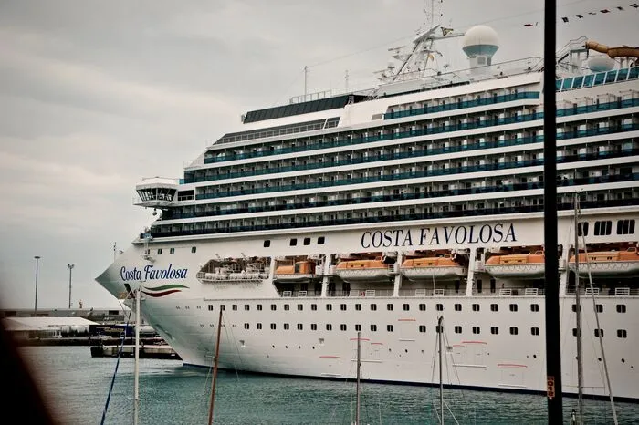 Aber das ist bei Weitem nicht alles, was man auf einem Kreuzfahrtschiff machen kann. Nehmen Sie sich Zeit, um das Schiff abzugehen und die verschiedenen Bars, Restaurants und Ruheoasen zu entdecken. 