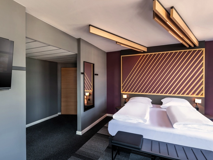 Nüchtern, aber stilvoll: die Zimmer in einem B&B-Hotel wie hier in Aachen