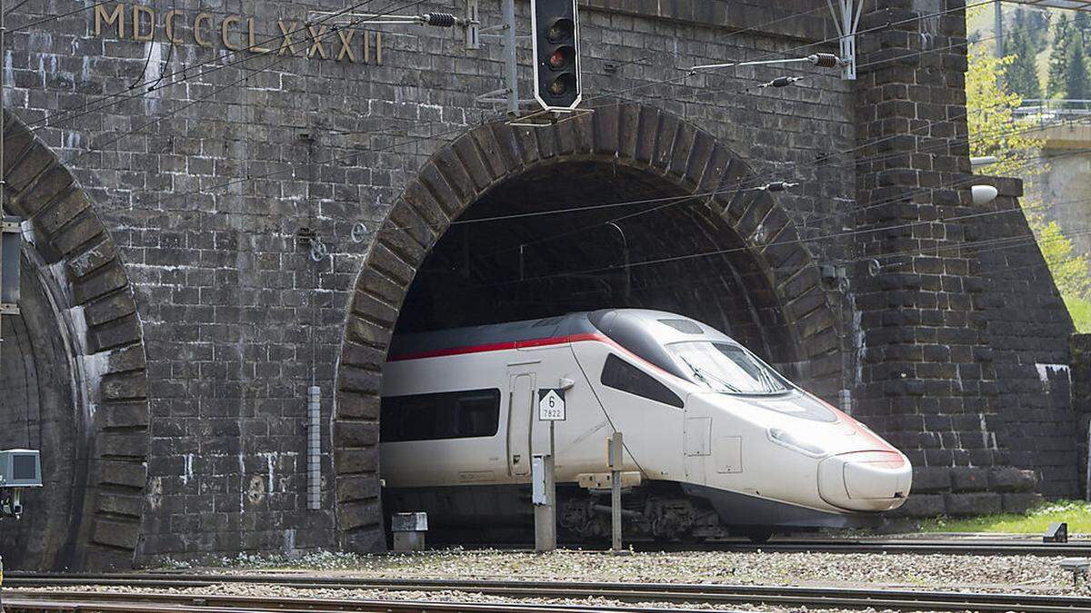 Zumindest bis Ende 2017 soll die alte Gotthard-Strecke in ihrer ursprünglichen Form in Betrieb bleiben