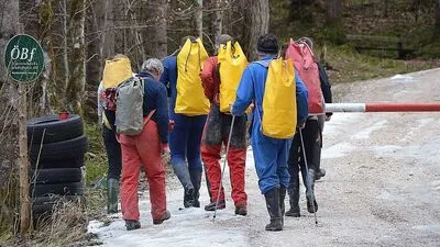 Die Bergungsteams machen sich auf den Weg