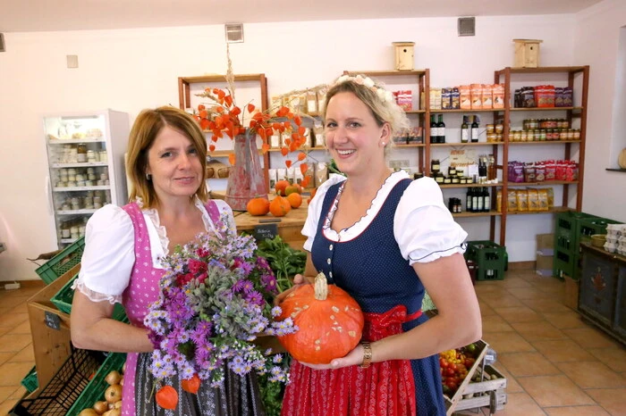 Beim Herbstfest gesehen wurden unter anderen die beiden Cheforganisatorinnen Anna-Maria Remer und Marion Kilzer-Ruppnig (von rechts), Amtstierarzt Josef Leitner sowie Abschnittsfeuerwehrkommandant Wolfgang Grilz. 