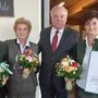 LH Hermann Schützenhöfer überreichte Liane, Helga und Diana Berghofer (v. re.) offiziell das steirische Landeswappen