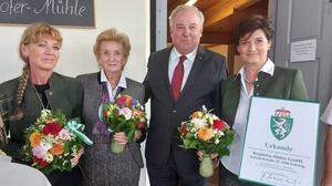 LH Hermann Schützenhöfer überreichte Liane, Helga und Diana Berghofer (v. re.) offiziell das steirische Landeswappen
