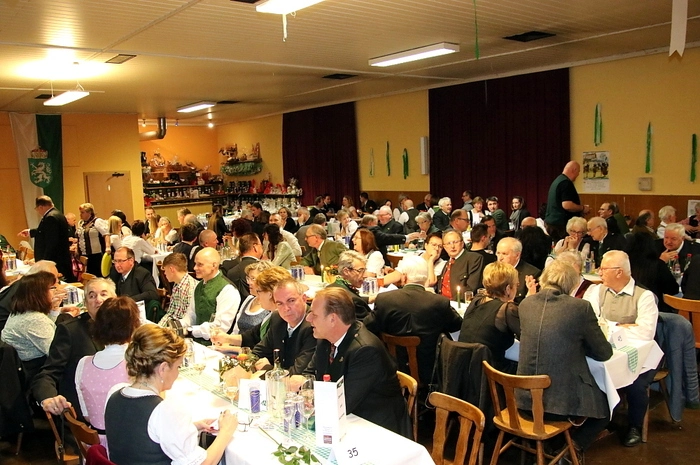 Schon beim Auftanz durch die Volkstanzgruppe St. Johann waren alle Sitzplätze belegt.