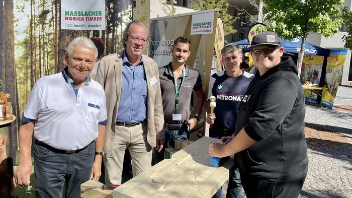Bei der "Lehre On Air" konnten Jugendliche in Spittal über 40 Lehrberufe ausprobieren. Adi Unterrieder, Vorsitzender des Vereins "Kärntner Arbeitsstiftung", Berufsmesse-Organisator Gerfried Wagner, Martin Walasch von Hasslacher Norica Timber, Andreas Scheck und Julian Gittler (von links)