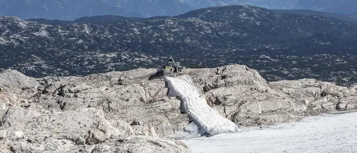 Der Sessellift Mitterstein weicht als letzte von vier Anlagen am Dachstein. Der Skibetrieb wurde 2022 eingestellt, im März 2023 starteten die Abbauarbeiten der Schlepplifte. Mitte 2026 soll auch der Sessellift, im Bild seine Bergstation, Geschichte sein
