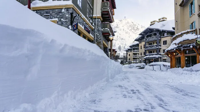 Höchst ungewöhnliche winterliche Bedingungen haben Kalifornien fest im Griff. Vor allem die Bergregionen versinken buchstäblich im Schnee.