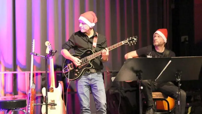 So viele Besucher hat man im „Fuchspalast“ schon lange nicht mehr gesehen. Grund des Andranges: Das Weihnachtskonzert “Christmas meets Pop” des „Modern Music College St. Veit“ (MMC). 60 Künstler und acht Lehrer gaben über zwei Stunden lang Proben ihres musikalischen Könnens. 