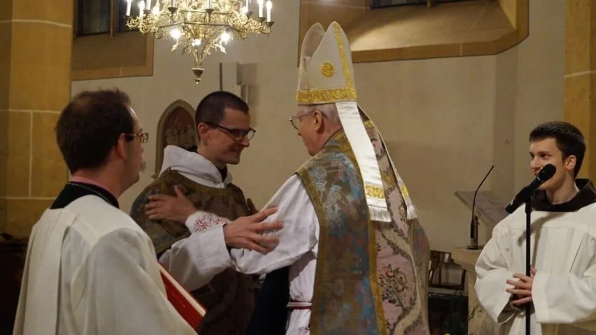 Bruder Karl mit dem Weihespender Bischof Egon Kapellari