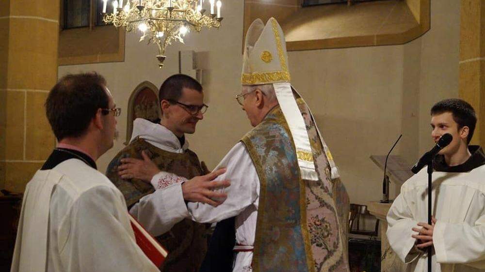 Bruder Karl mit dem Weihespender Bischof Egon Kapellari