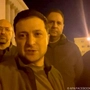 Selenskyj in einem kurzen Videoclip mit Regierungschef Denys Schmyhal und weiteren ranghohen Politikern auf einer Straße in der ukrainischen Hauptstadt