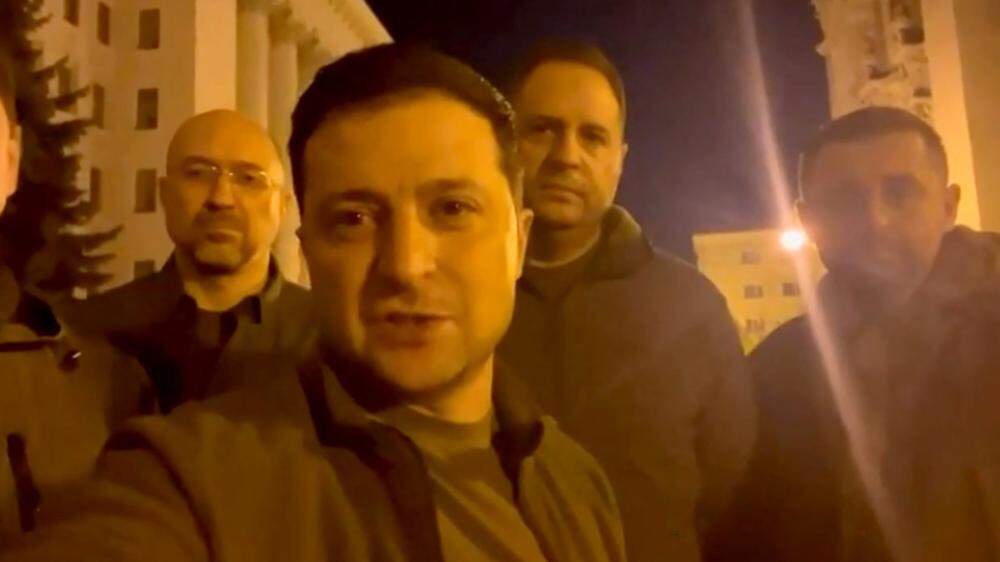 Selenskyj in einem kurzen Videoclip mit Regierungschef Denys Schmyhal und weiteren ranghohen Politikern auf einer Straße in der ukrainischen Hauptstadt