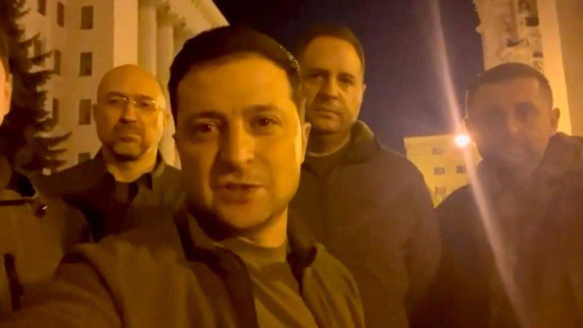 Selenskyj in einem kurzen Videoclip mit Regierungschef Denys Schmyhal und weiteren ranghohen Politikern auf einer Straße in der ukrainischen Hauptstadt
