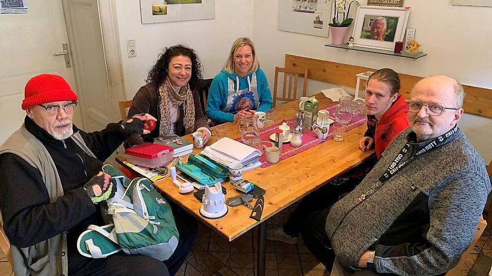 Ülkü Nimmerfroh und Birgit Lewenbauer vom Verein Wendepunkt Leoben mit drei ihrer Gäste