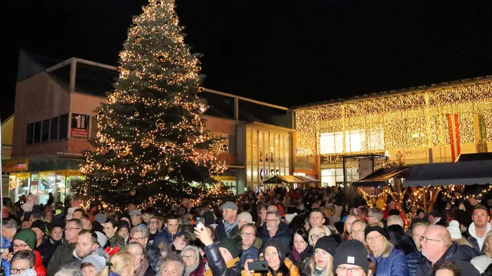 Pünktlich um 17 Uhr wurde die Weihnachtsbeleuchtung, festlich umrahmt von der Musikschule und dem Kindergarten Köflach, offiziell eingeschaltet und von den vielen Besucher bestaunt.