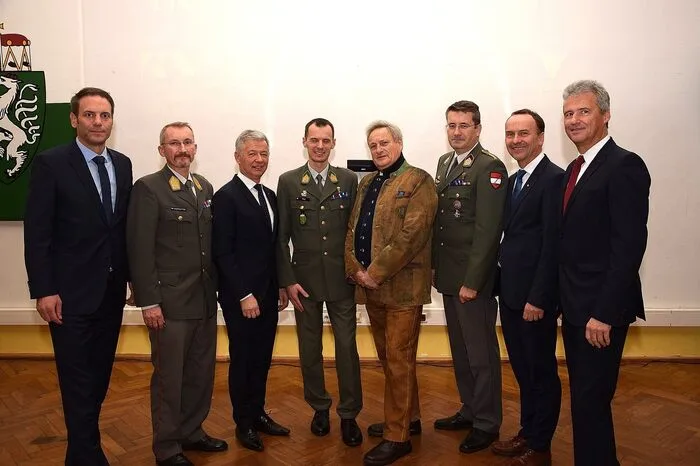 Unter den Gästen sah man auch Bezirkshauptmann Manfred Walch, NRAbg. Josef Riemer, LAbg. Peter Tschernko, den vormaligen Kasernenkommandanten Josef Paul Puntigam, Martin Reischer von General-Dynamics, seitens der Sparkasse Wolfgang Schrei, Pfarrer Robert Strohmaier, WK-Regionalstellenleiter Josef Majcan, FF-Bereichskommandant Josef Krenn und weitere Vertreter des öffentlichen Lebens. Anton BARBIC