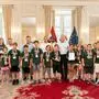 Landeshauptmann Mario Kunasek mit den Schülern der 4. Klasse der Volksschule Frauenberg, die das Landesfinale der Kindersicherheitsolympiade „SAFETY-Tour“ für sich entscheiden konnten