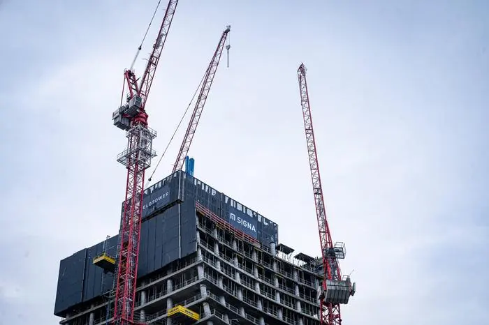 Elbtower in Hamburg - Baustopp im Oktober 2023 Medien berichten über die Einstellung der Zahlungen an das Bauunernehmen Lupp durch die österreichische SIGNA-Gruppe des Investors Rene Benko Elbtower in Hamburg - Baustopp im Oktober 2023 Medien berichten über die Einstellung der Zahlungen an das Bauunernehmen Lupp durch die österreichische SIGNA-Gruppe des Investors Rene Benko , *** Elbtower in Hamburg Construction to stop in October 2023 Media report on the suspension of payments to the construction company Lupp by the Austrian SIGNA Group of investor Rene Benko Elbtower in Hamburg Construction to stop in October 2023 Media report on the suspension of payments to the construction company Lupp by the Austrian SIGNA Grou
