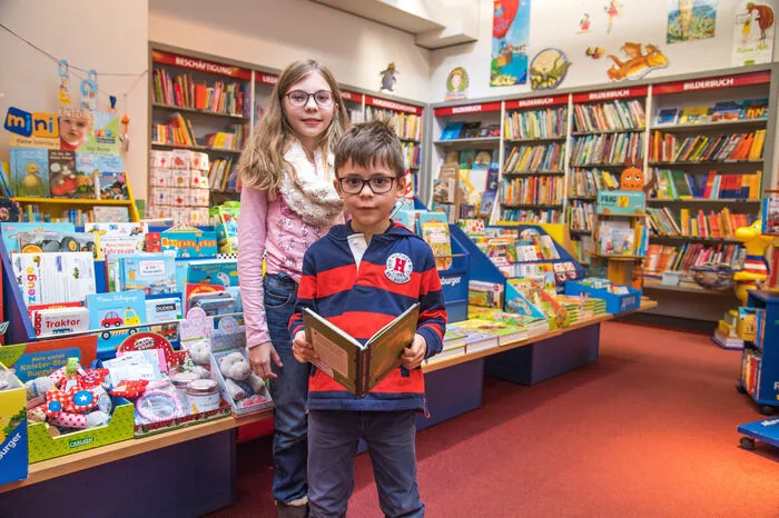 Alina und Clemens hingegen machten es sich in der Kinderbuchabteilung gemütlich.