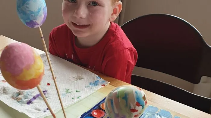 Der kleine Jakob aus St. Martin am Wöllmißberg nutzt die Zeit zuhause jetzt zum Eierbemalen.